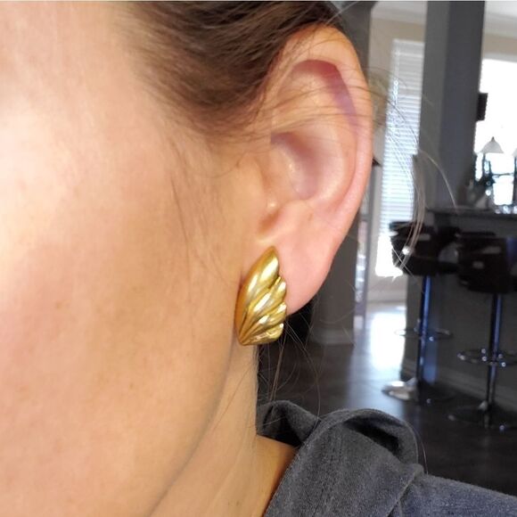 Beautiful 2 pairs of vintage monet earrings. - Picture 10 of 10